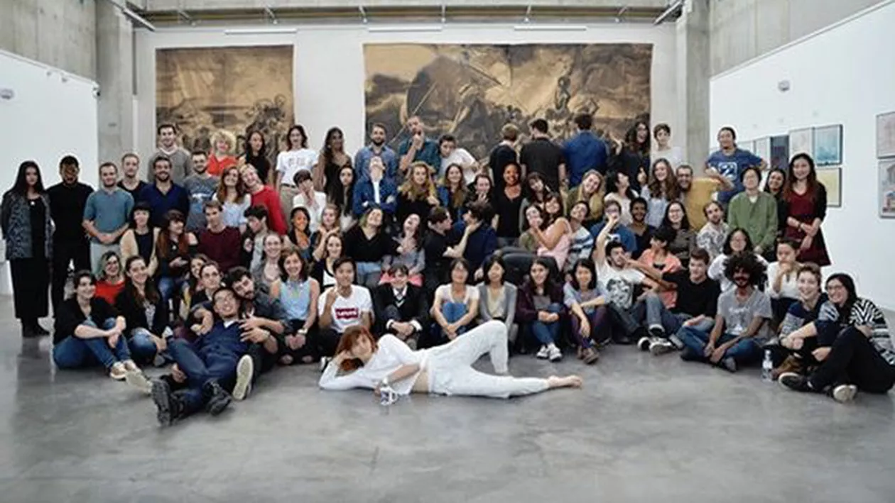 GAFĂ de proporții: O școală din Franța, acuzată că a întunecat fețele studenților într-o fotografie astfel încât să pară ”de culoare”