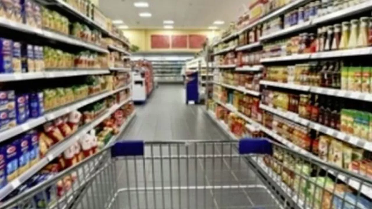Întâmplare ULUITOARE în Bihor! Doi hoți au fost duși la spital după ce li s-a făcut rău printre rafturile unui hipermarket