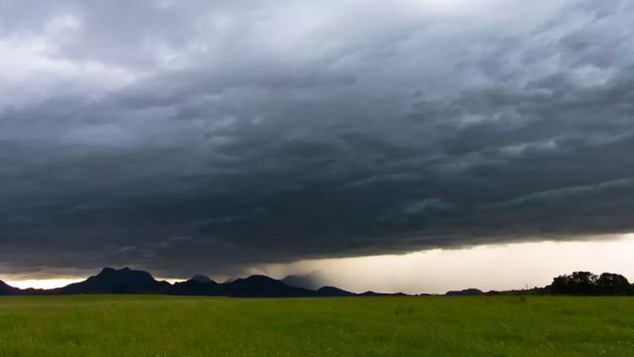 ALERTĂ METEO: Vremea se strică! Ploile vor lovi sudul țării. Cât de frig se face