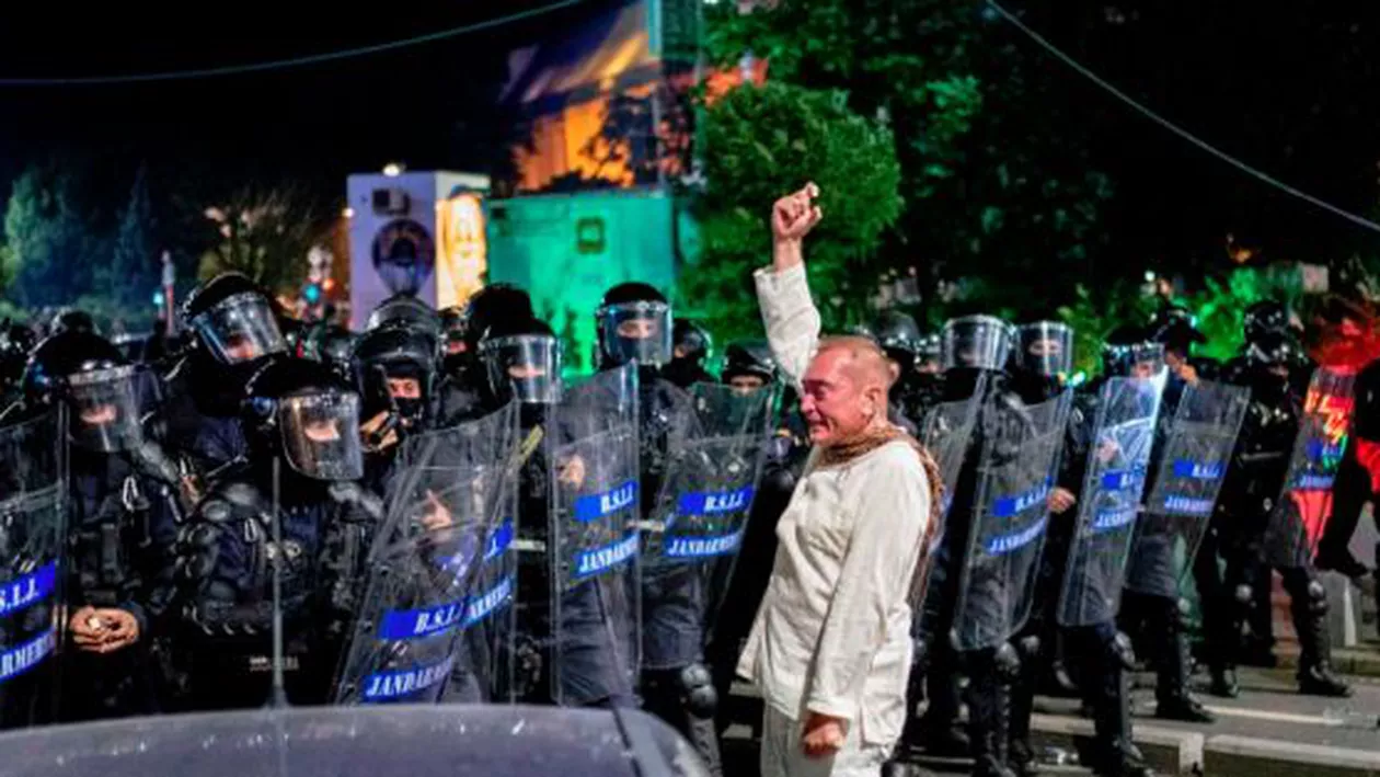 Colonelul Cătălin Paraschiv, omul în alb care a controlat intervenţia jandarmilor din 10 august, se plânge că de o lună i se pune în cârcă un colaj de imagini (VIDEO)