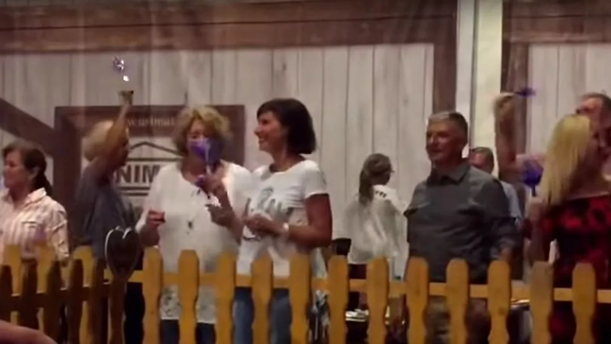 Carmen Iohannis, surprinsă la festivalul berii din Sibiu. Prima Doamnă a dansat cu foc la Oktobefest (VIDEO)