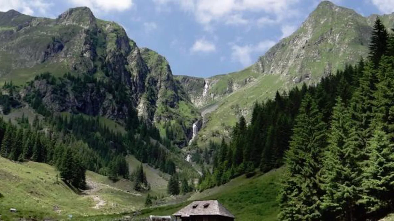 Misiune dificilă a salvamontiştilor: Doi turişti au fost salvaţi după ce s-au rătăcit pe Vârful Moldoveanu