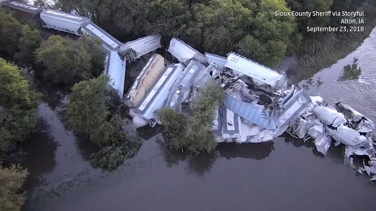 ŞOC! Un pod a CEDAT în timp ce era traversat de un TREN: 38 de vagoane au ajuns în râu! (VIDEO)