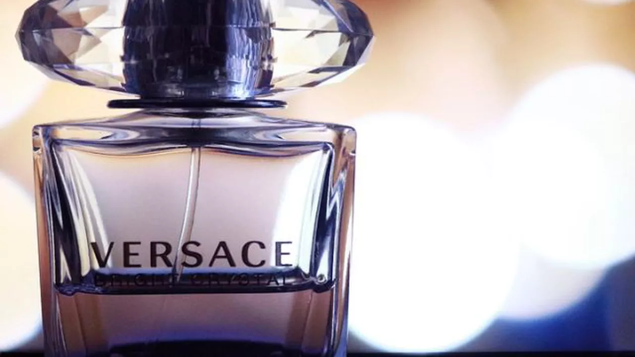 TRANZACŢIA ANULUI în industria modei: Casa italiană Versace, cumpărată pentru o sumă FABULOASĂ