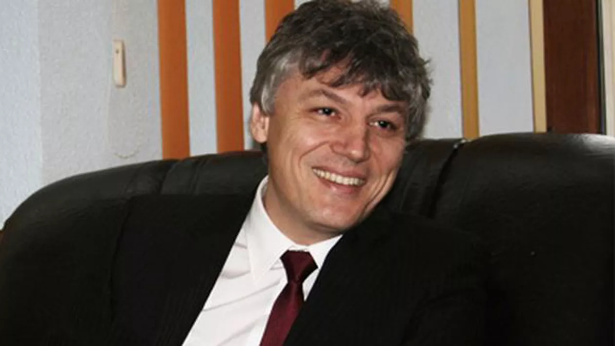 Senatorul PSD care vrea să pună pumnul în gură internauților a terminat o facultate obscură la 35 de ani. Alte lucruri bizare din CV-ul lui Tit Brăiloiu