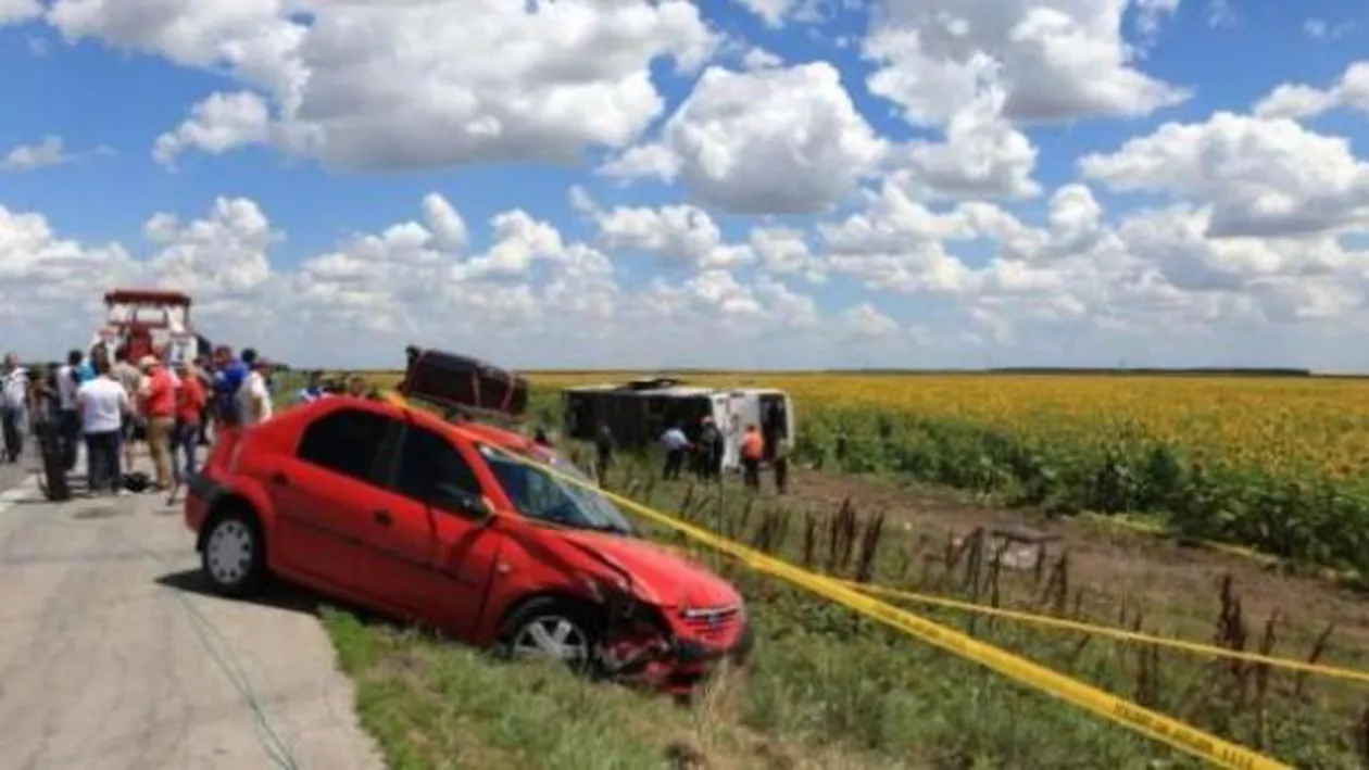 Accident CUMPLIT în Argeş, între un MICROBUZ şi un autoturism: Bilanţul victimelor (VIDEO)