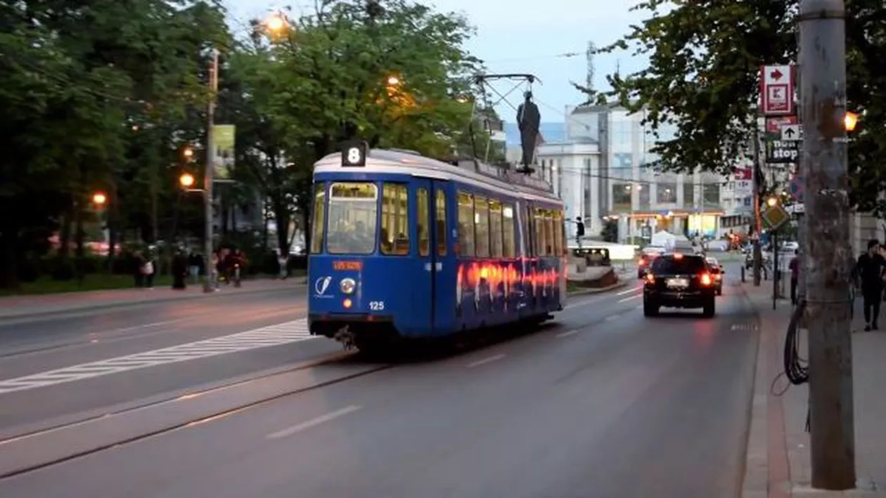 ALERTĂ LA IAŞI: Un elev PSIHOPAT lansează lacrimogene în tramvai!