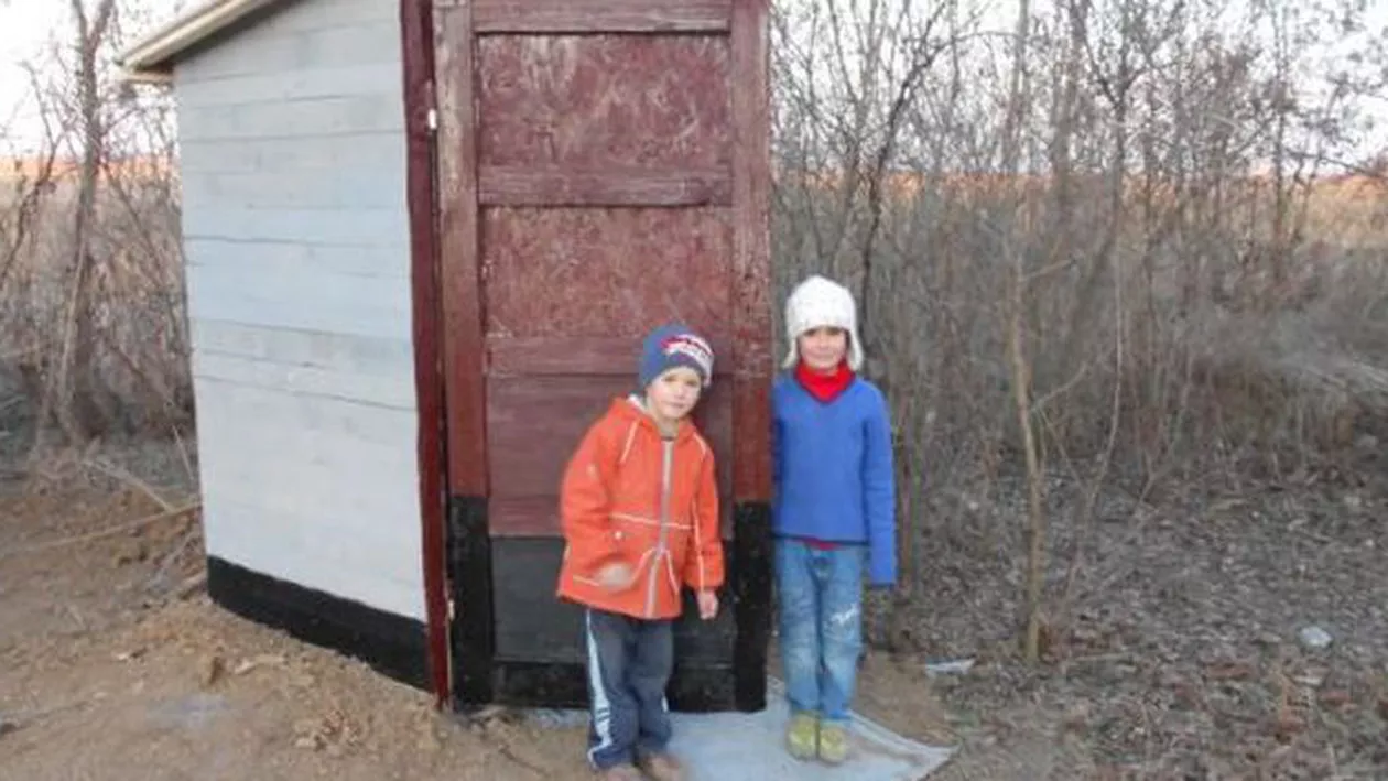 România ca în Evul Mediu. Șase din zece români din mediul rural AU TOALETA ÎN CURTE. Două din trei gospodării NU au APĂ CURENTĂ