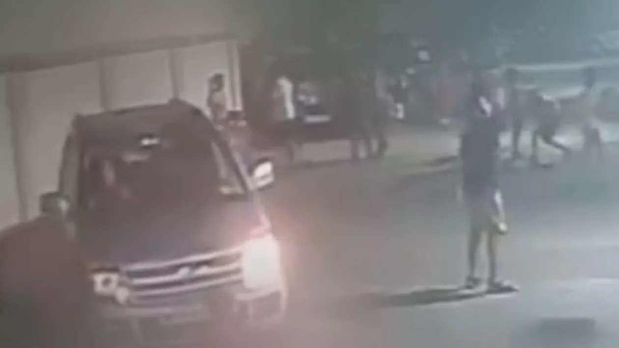 Scene ULUITOARE: Copil călcat de mașină, s-a ridicat de jos ca şi cum nu s-ar fi întâmplat nimic (VIDEO)