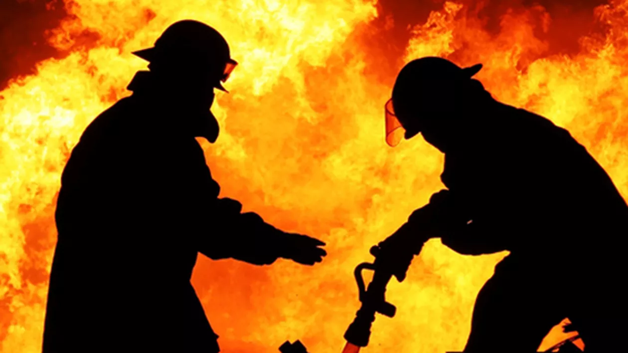INCENDIU devastator în România! ȘAPTE autospeciale se CHINUIE să stingă FOCUL! Bilanț de ultimă oră