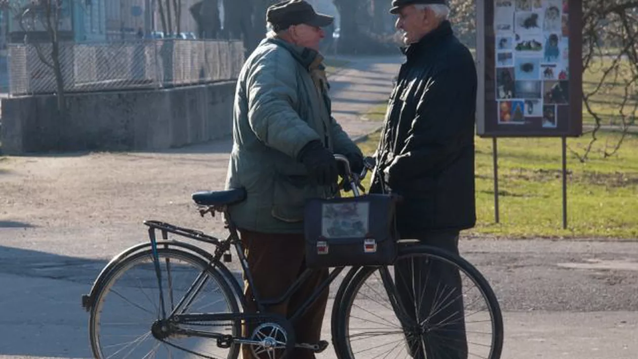Nu se mai dau BANII? Veste TERIBILĂ pentru PENSIONARII români: Prevederea ŞOC ascunsă în noua lege a pensiilor