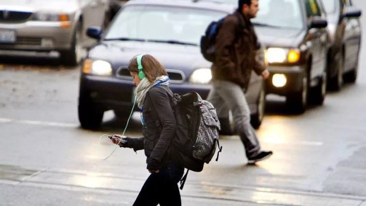 Schimbare BOMBĂ în Codul rutier: Pietonii NU mai au voie să folosească TELEFONUL MOBIL! Amenzile sunt URIAŞE!