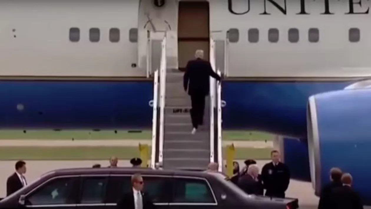 IMAGINI JENANTE cu Donald Trump: A urcat în avion fluturând o bucată de HÂRTIE IGIENICĂ lipită de pantof (VIDEO)