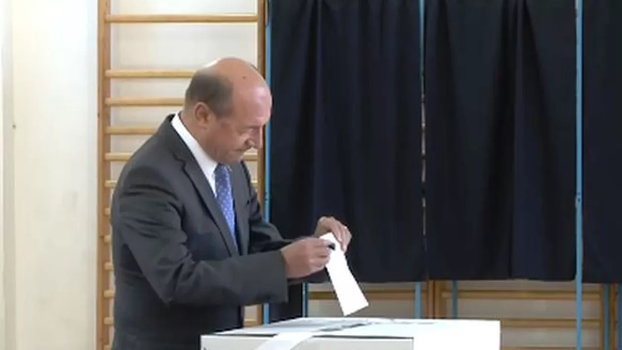 Traian Băsescu a votat la referendum: Incident în secția de votare la plecarea fostului președinte (VIDEO)
