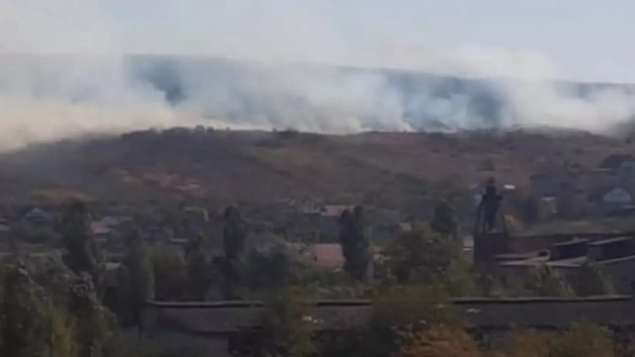ALERTĂ în Iași: Incendiu puternic de vegetaţie, IZBUCNIT la marginea județului (VIDEO)