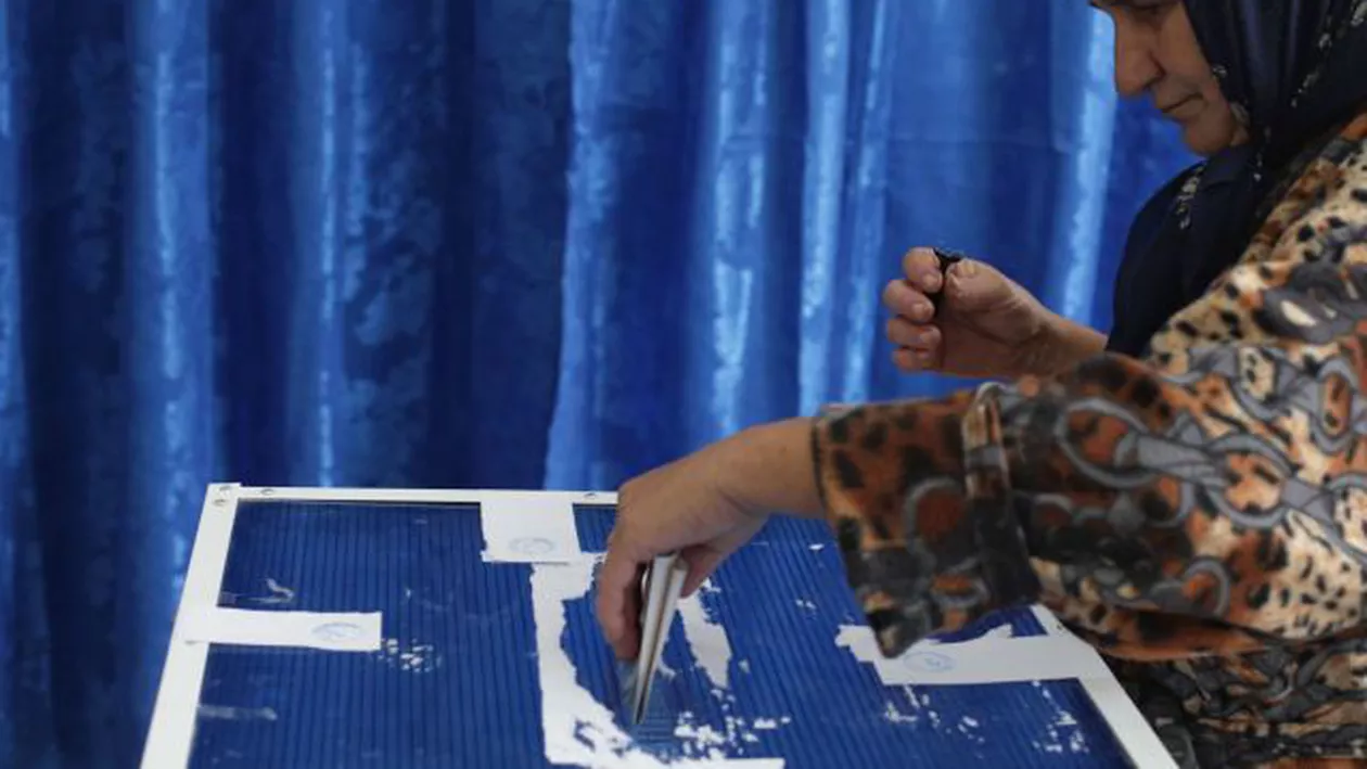 MAI: Urnele de la unele secții de vot din Bacău nu sunt sigilate corect. Autoritățile fac verificări (VIDEO)