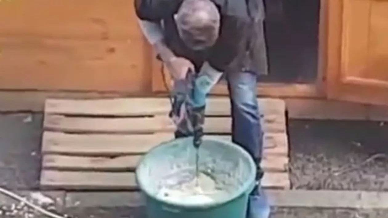 Imagini halucinante: Un comerciant amesteca aluatul pentru plăcinte cu bormașina la un festival din Baia Mare! Protecţia Consumatorilor a intervenit de urgență (VIDEO)