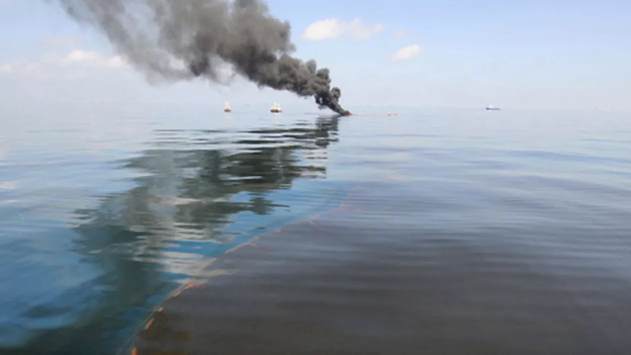 DEZASTRU maritim: Două nave s-au ciocnit VIOLENT în largul MĂRII! PERICOL major de poluare