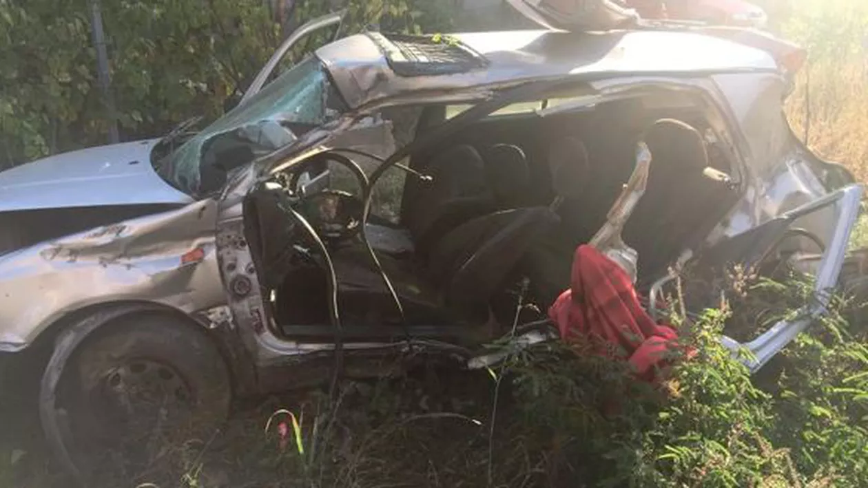 Tragedie pe calea ferată: Patru persoane au murit după ce maşină în care se aflau a fost lovită de tren (FOTO,VIDEO)