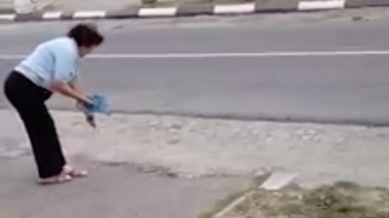 DE NECREZUT! O femeie din Gorj a fost filmată în timp ce punea cioburi pe trotuar. Motivul este HALUCINANT (VIDEO)