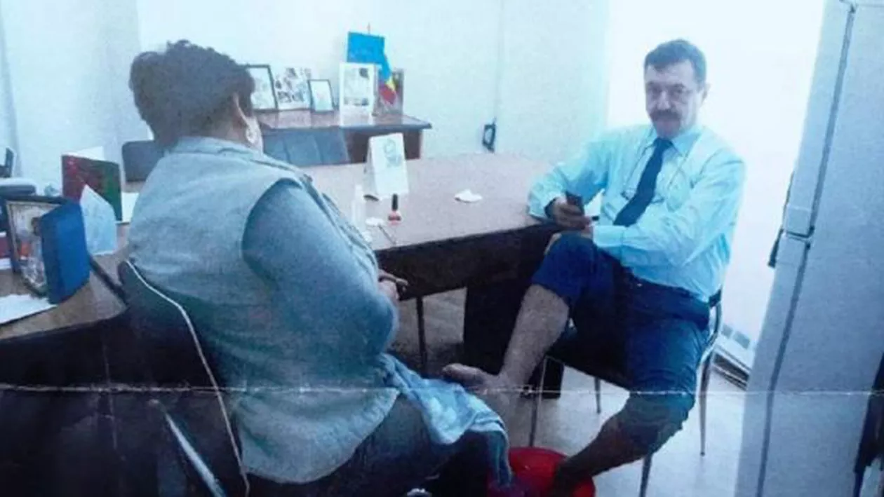 SCANDALOS! Șeful Direcției Publice de Patrimoniu al primăriei din Târgu-Jiu își face pedichiura la birou (VIDEO)