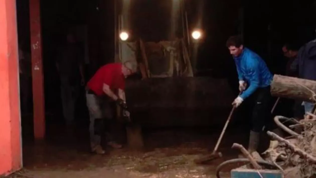 Om înainte de toate: Rafael Nadal a renunţat la racheta de tenis şi a muncit cot la cot cu cei afectați de inundaţiile din Mallorca. Sinistraţii sunt cazaţi la academia sa (VIDEO)