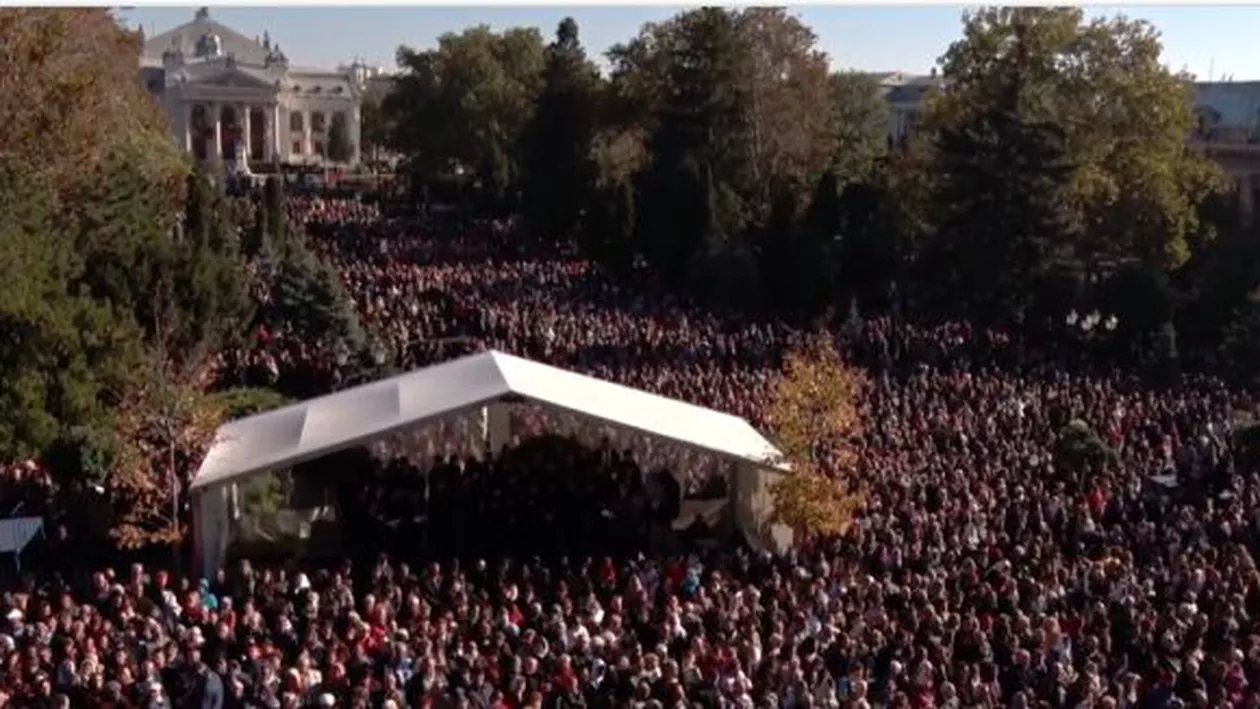 Imagini incredibile de la Iaşi: Zeci de mii de oamenii la slujba de Sfânta Parascheva (VIDEO)