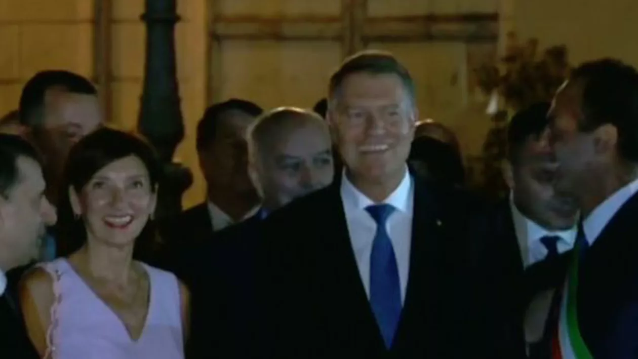 Moment istoric: Columna lui Traian iluminată în culorile steagului României cu ocazia vizitei lui Klaus Iohannis (FOTO, VIDEO)