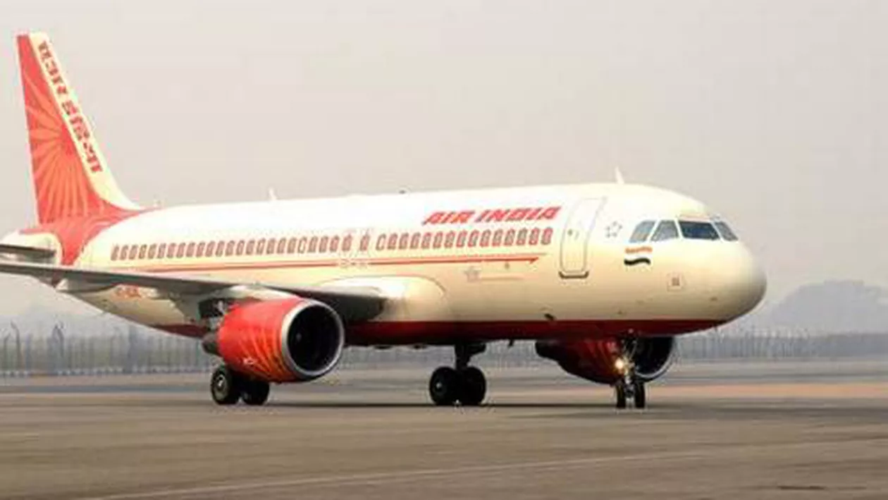 Panică pe aeroport! O stewardesă a căzut din avion
