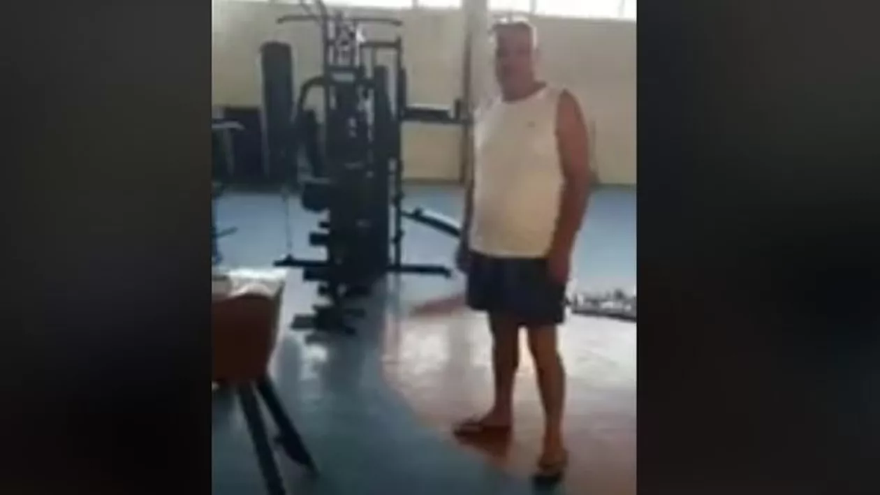 Elevii dintr-o comună constănţeană fac orele de educație fizică în sălile de clasă, pentru că primarul a amenajat în sala de sport un club de fitness cu piscină, jacuzzi, saună, bar şi aparate de forţă (VIDEO)