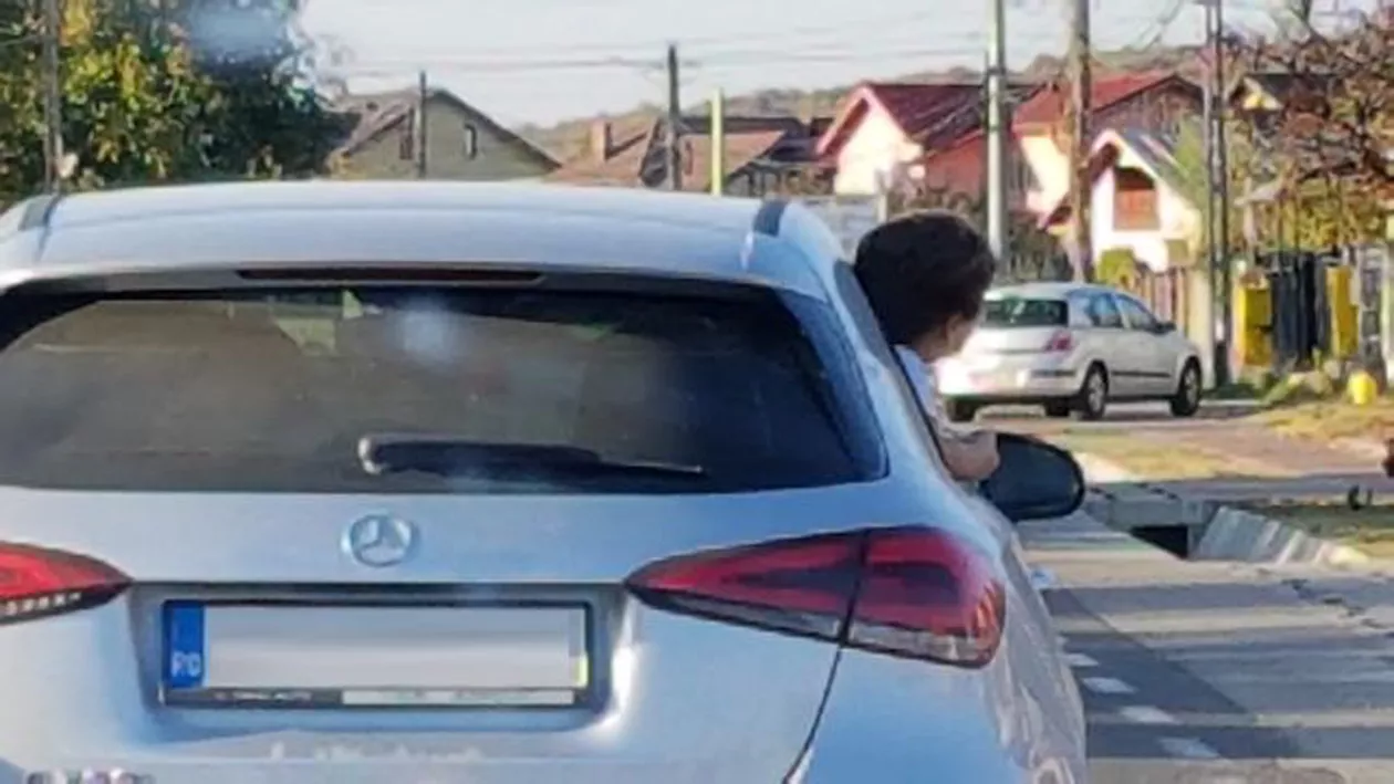 IMAGINI INCREDIBILE în Prahova: Copil ieşit pe geamul maşinii care circula cu MARE VITEZĂ. Pericol de moarte