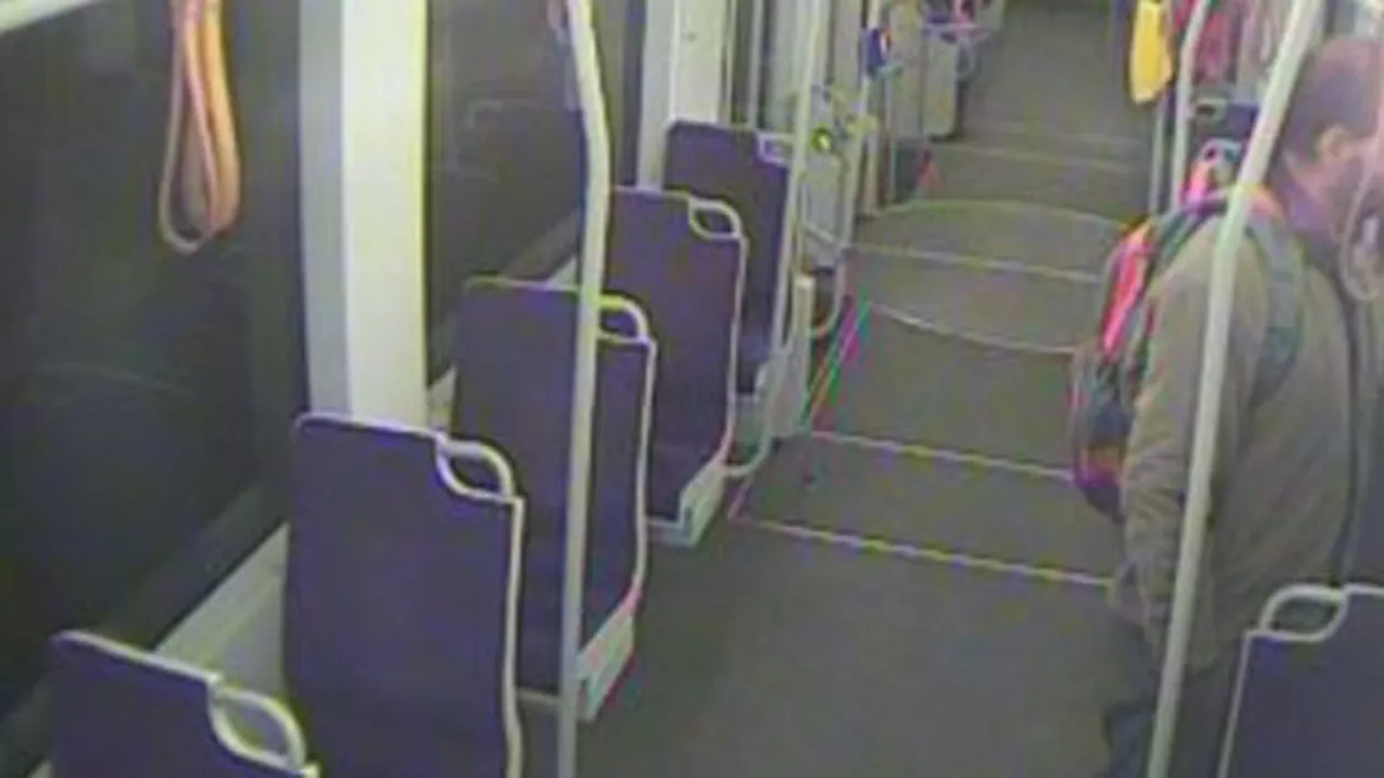 IMAGINI ŞOCANTE la Timişoara! Un călător a SPART geamul unui tramvai cu ciocănelul pentru urgențe FĂRĂ MOTIV (VIDEO)