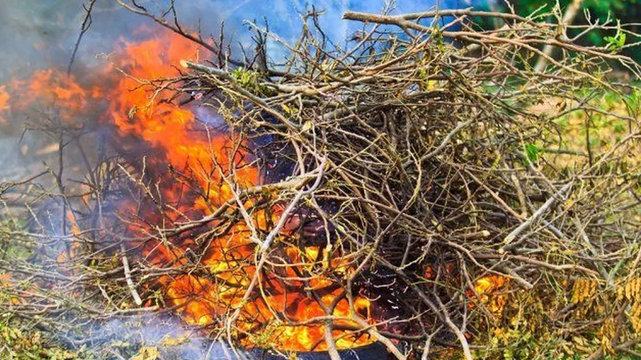 AMENZI USTURĂTOARE de la Garda de Mediu: Arderea gunoaielor, INTERZISĂ fără AUTORIZAŢIE