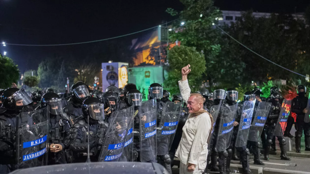 Carmen Dan cere avansarea în grad de GENERAL a “Fantomei albe” de la protestul diasporei: ‘Cătălin Paraschiv a dat dovadă de un înalt profesionalism’