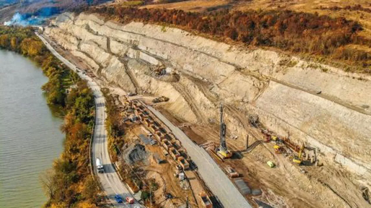 „Blestemul liliecilor” pe austostrada A1, tronsonul Lugoj-Deva: O alunecare de teren AMENINȚĂ siguranța șoferilor (VIDEO)