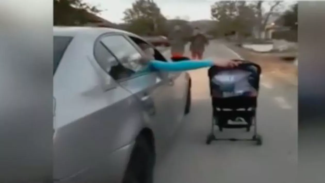 Scene revoltătoare: Bebeluș în cărucior plimbat dintr-o mașină aflată în mers (VIDEO)