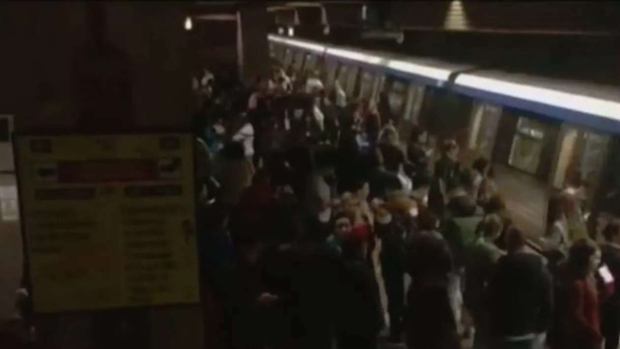 Haos la metrou: Blocaj la stația Constantin Brâncoveanu. Sute de călători au așteptat pe peroane (VIDEO)