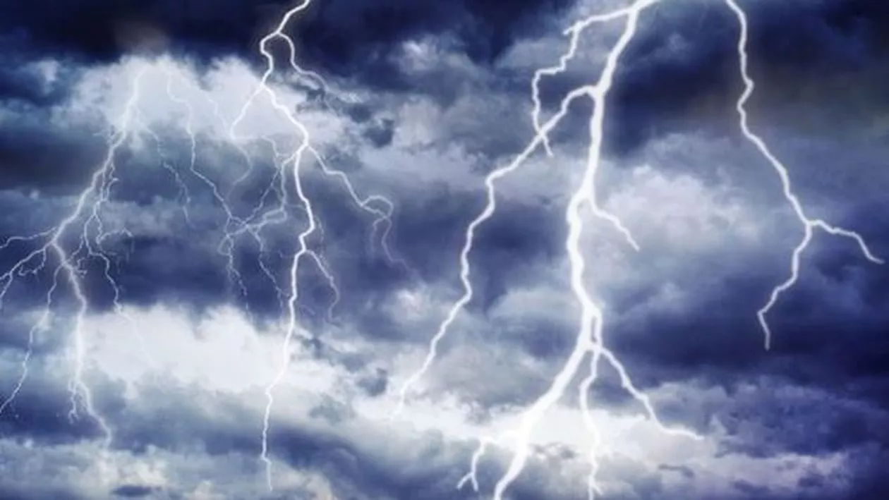 Avertizare meteo de ultimă oră. 23 de judeţe vor fi lovite de vreme extremă