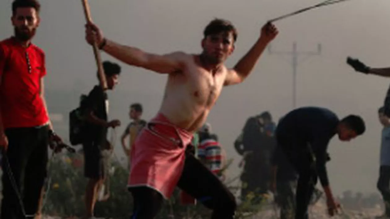 Fotografia cu un tânăr protestatar devenită virală pe internet. 'Vreau să fiu înmormântat cu drapelul meu' (FOTO)