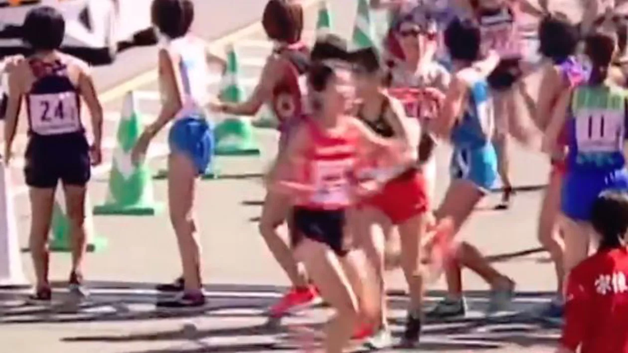 Imagini DRAMATICE! Ce a făcut o tânără după ce şi-a rupt piciorul în timpul unui maraton (VIDEO)