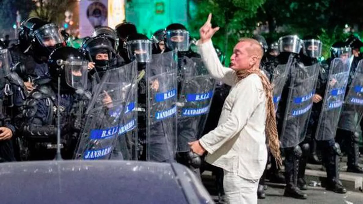 Klaus Iohannis îi spune pas lui Carmen Dan: Avansarea în grad de general a Fantomei Albe de la protestul din 10 august, amânată până la finalul anchetei penale