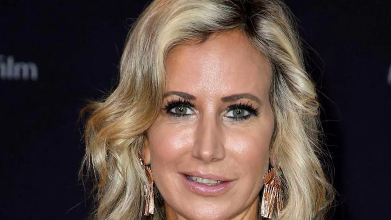 S-a văzut tot! Lady Victoria Hervey, ROCHIE DEZASTRUOASĂ pe covorul roșu (FOTO)