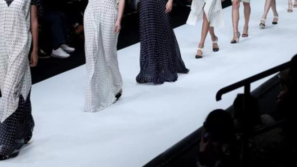 VIRALUL ZILEI: Un catwalk corect la o prezentare de modă din Turcia. Cine a furat toată atenția (VIDEO)