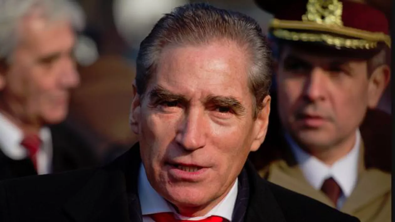 Petre Roman, luat la întrebări de un protestatar privind acuzaţiile din dosarul Mineriadei: Cum a reacţionat fostul premier (VIDEO)