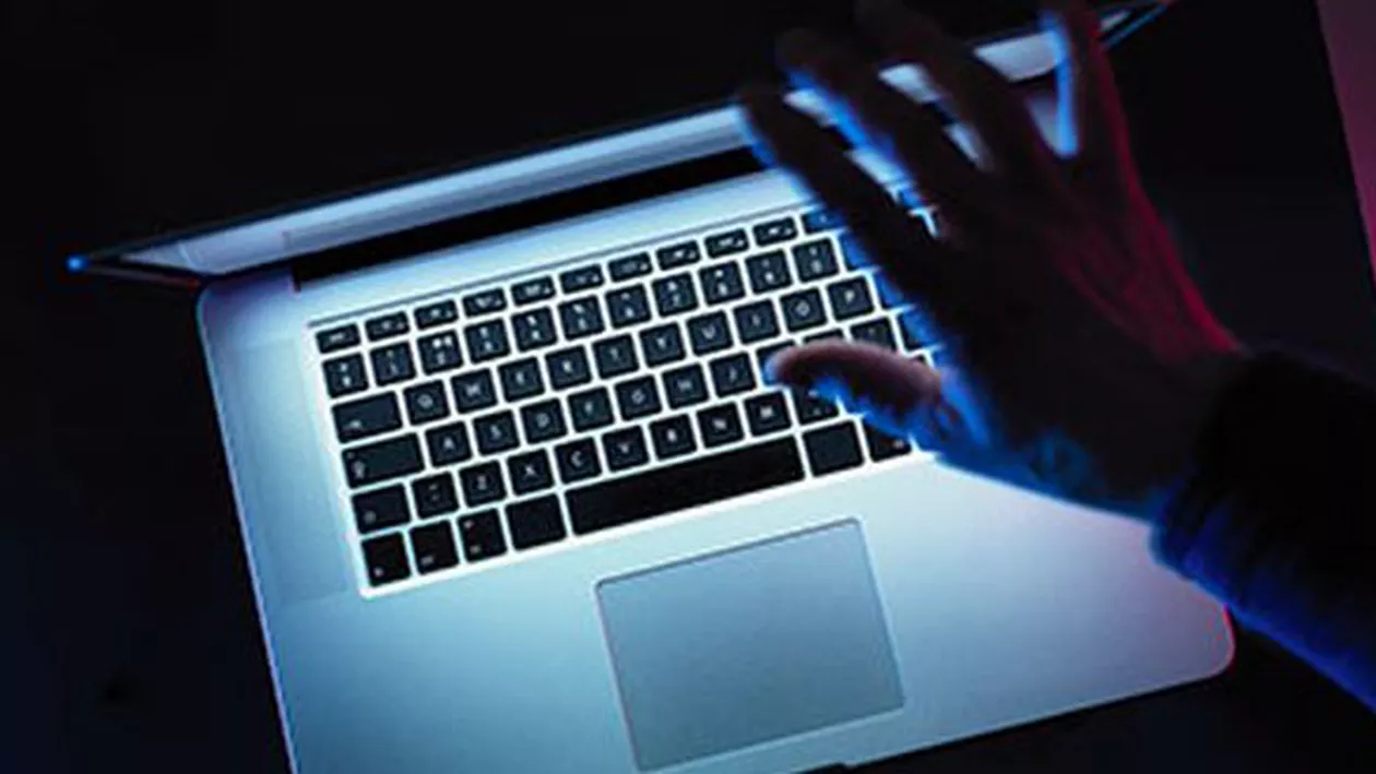 Angajat al Guvernului, prins că se uita la filme pentru adulți la muncă