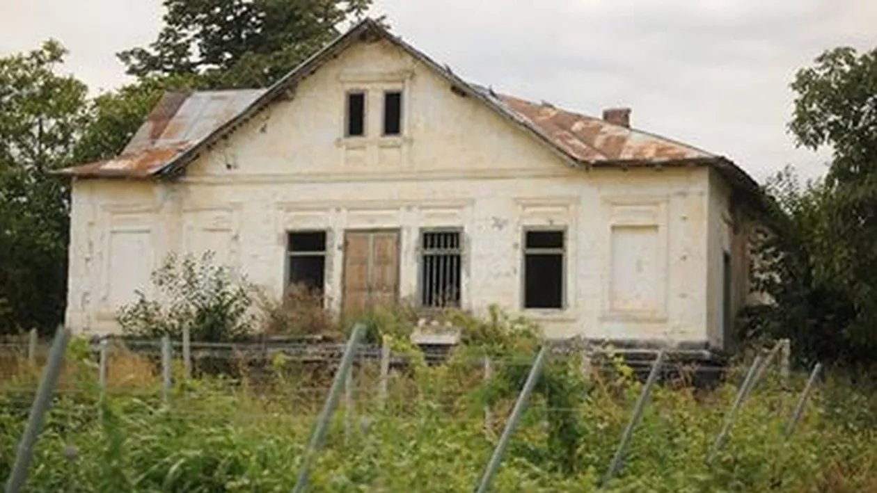 Conacul în care a trăit scriitorul Duiliu Zamfirescu, în paragină. O cameră a casei a fost transformată în grajd