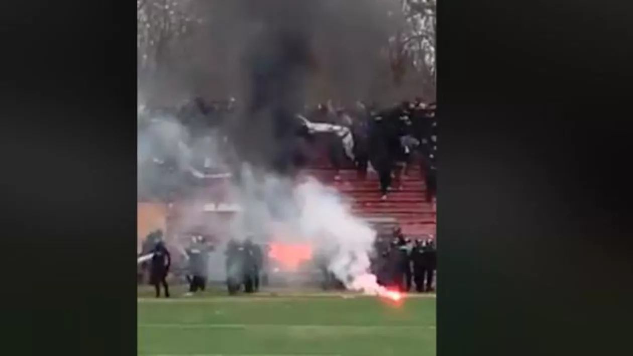 Bătaie cruntă la meciul dintre FCU Craiova și CSU2 Craiova! Stadionul a fost incendiat (VIDEO)
