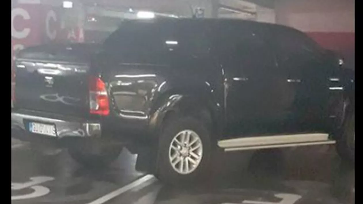 Răspunsul sfidător al unei șoferițe care și-a parcat mașina de teren pe două locuri destinate persoanelor cu handicap (FOTO)