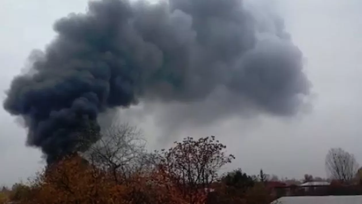 Incendiu de proporții la Târgoviște: 15 tone de deșeuri au luat foc (VIDEO)