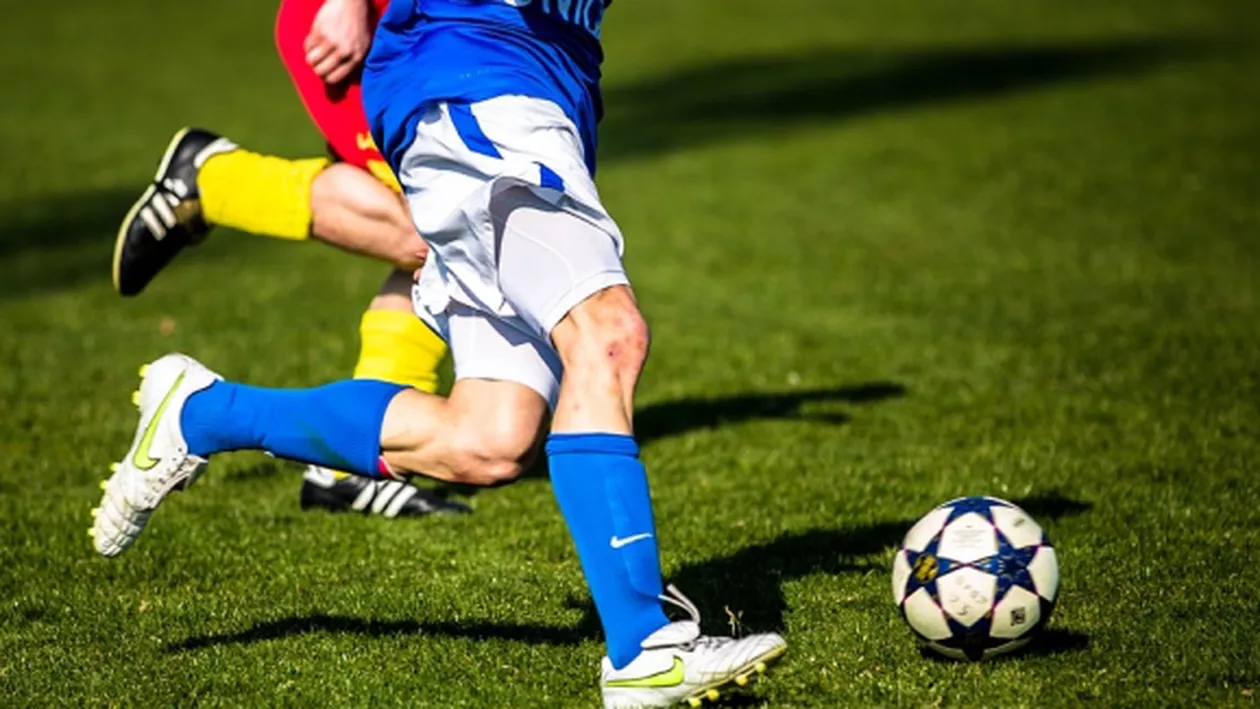 SCANDAL MONSTRU la un meci de fotbal din România! Doi jucători şi-au împărţit pumni şi picioare până a venit poliţia (FOTO)